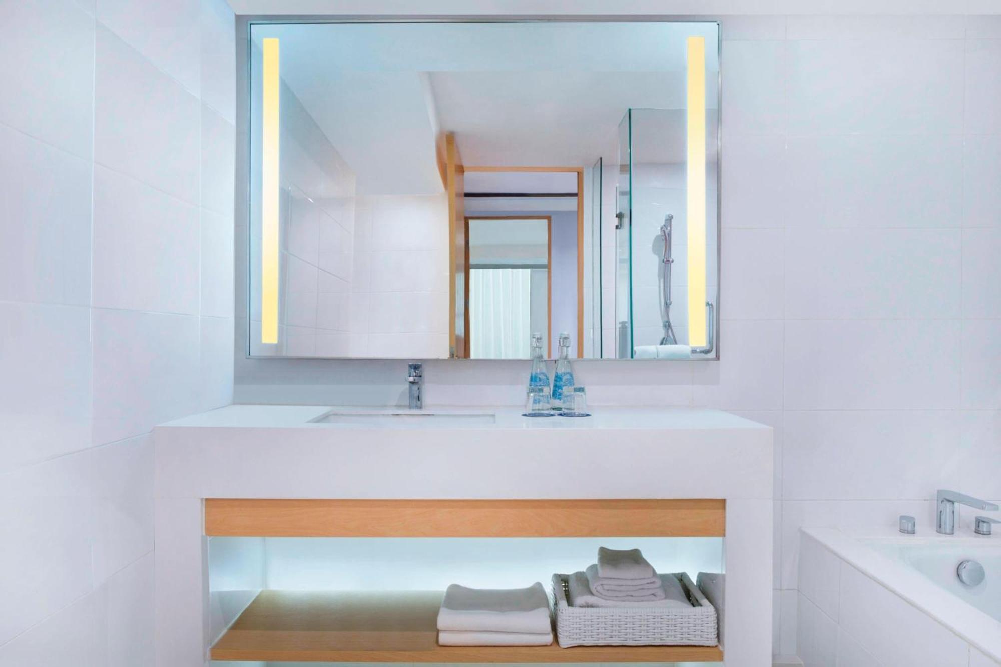 Four Points By Sheraton Surabaya, Tunjungan Plaza Extérieur photo