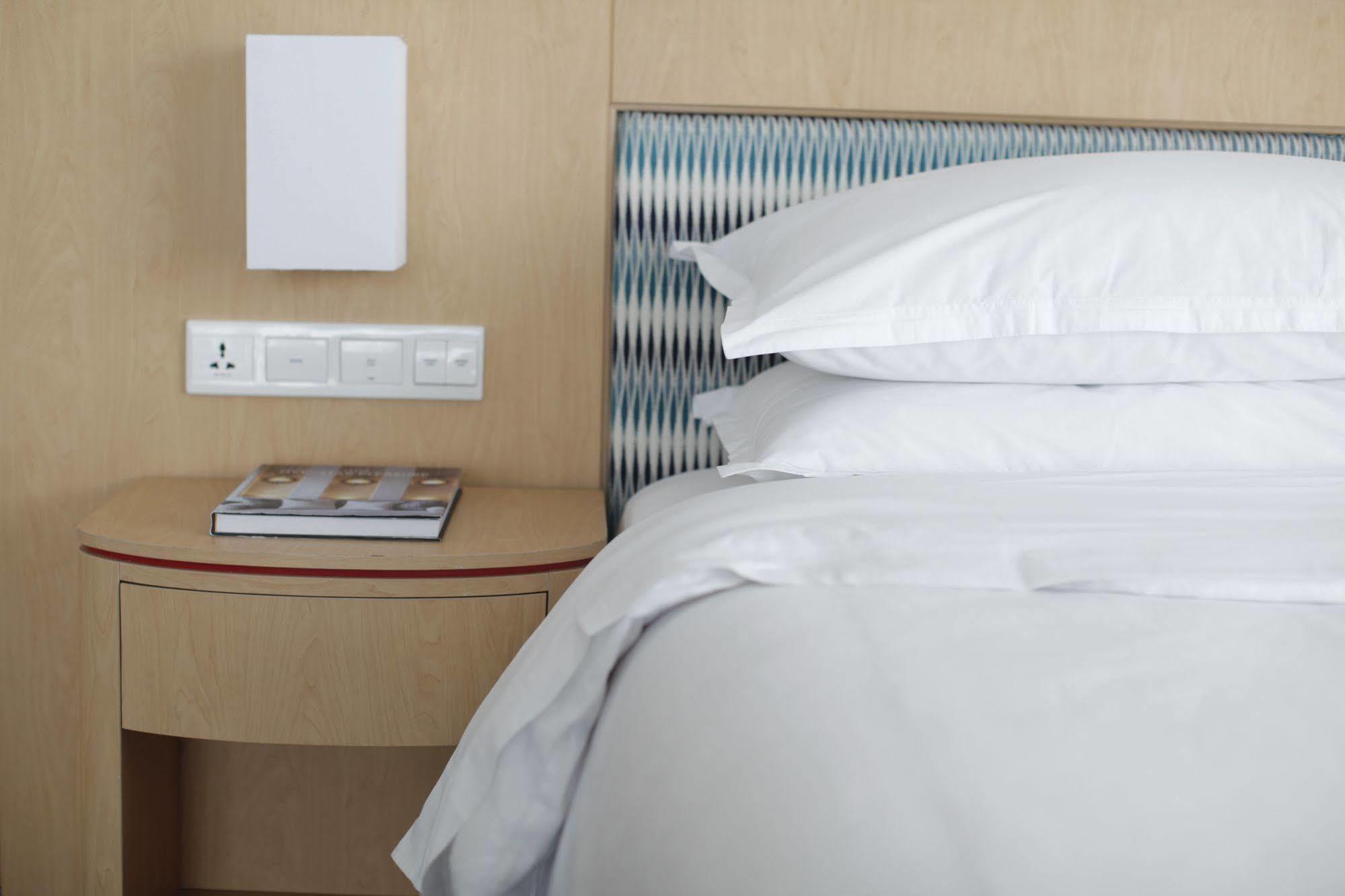 Four Points By Sheraton Surabaya, Tunjungan Plaza Extérieur photo